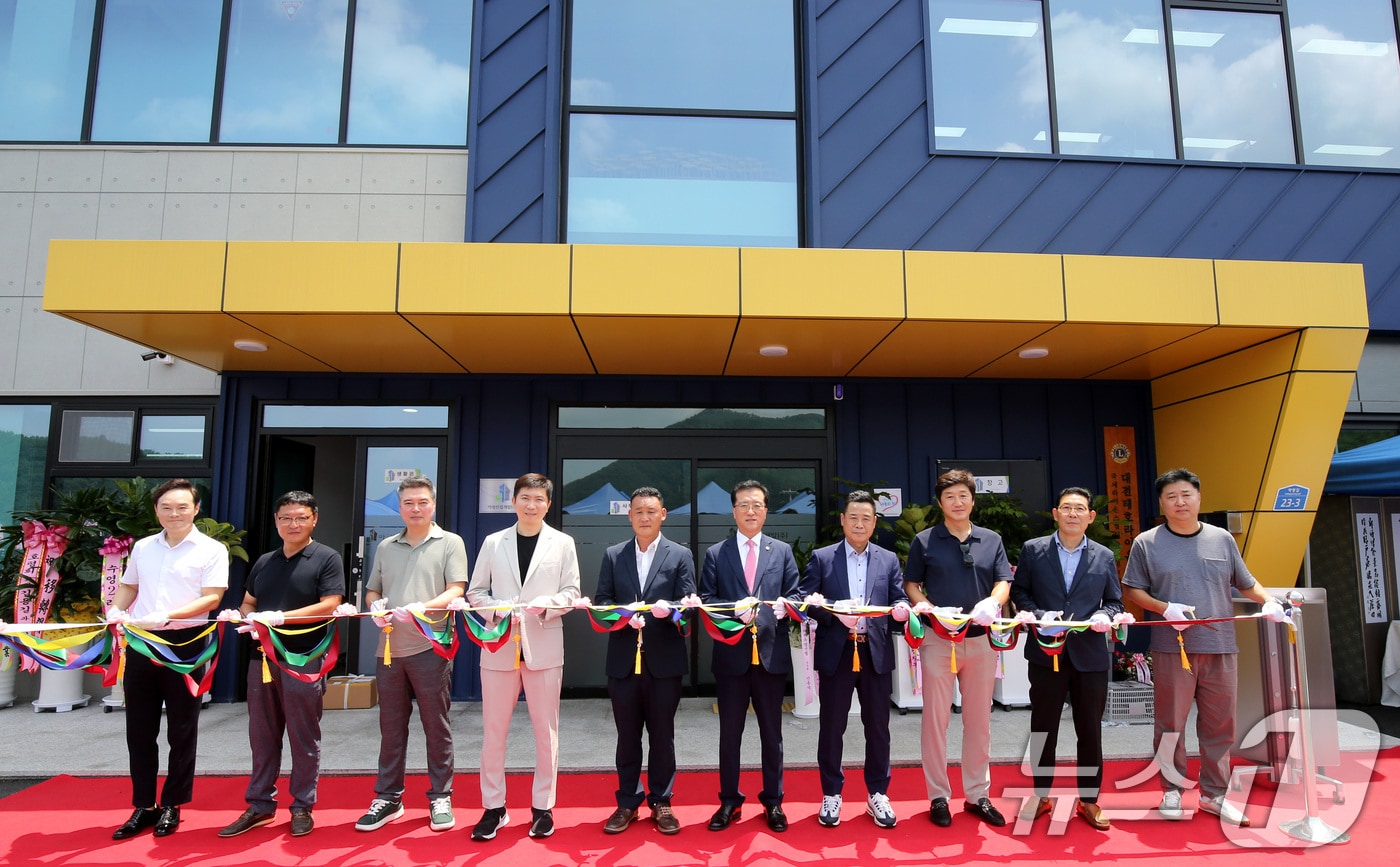 12일 충남 금산 복수면 아성산업개발 본사 준공식 및 창립 10주년 기념식에서 현민우 아성산업개발 대표(대전탁구협회장, 왼쪽 다섯 번째), 유승민 대한탁구협회장(IOC 선수위원. 왼쪽 네 번째), 조원휘 대전시의장(오른쪽 다섯 번째) 등 내빈들이 테이프 커팅식을 하고 있다. 2024.7.12/뉴스1 ⓒ News1 김기태 기자