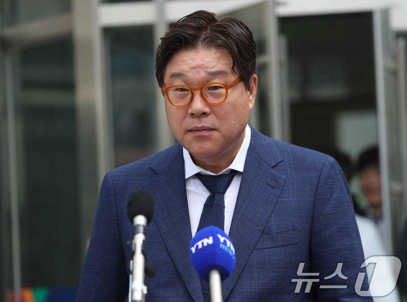 대북송금 관련 혐의로 기소된 김성태 전 쌍방울그룹 회장이 12일 오후 경기 수원시 영통구 수원지방법원에서 열린 선고 공판을 마치고 나와 취재진의 질문에 답하고 있다. 2024.7.12/뉴스1 ⓒ News1 김영운 기자