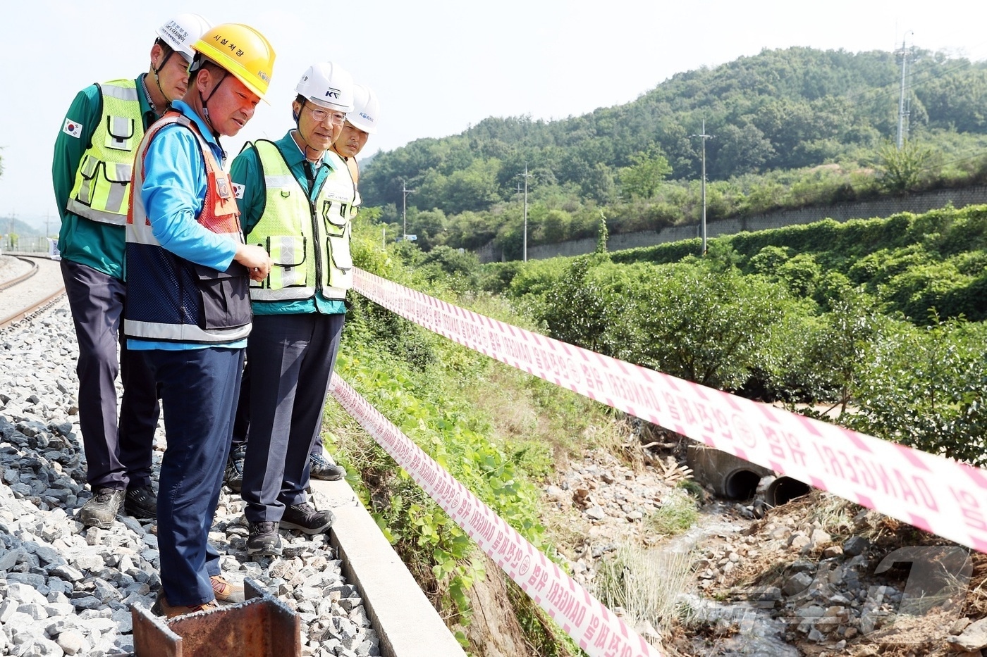 경북선 수해복구 현장점검을 하고 있는 이성해 국가철도공단 이사장 &#40;오른쪽 두 번째&#41; &#40;국가철도공단 제공&#41;/뉴스1