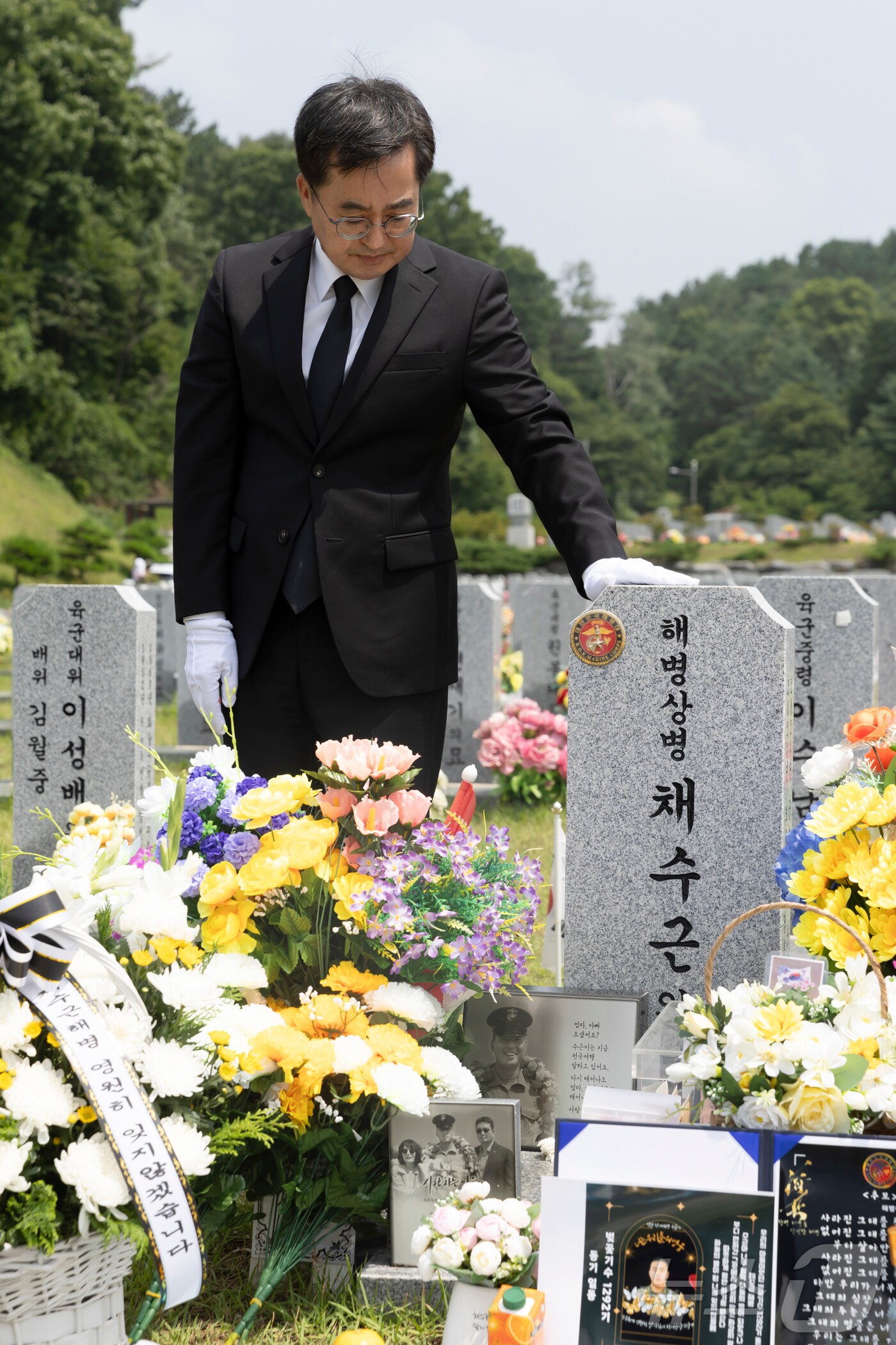 집중호우로 인한 민간인 실종자 수색 작업을 하다 순직한 해병대 채 상병 묘역을 어루만지는 김동연 경기도지사.&#40;경기도 제공&#41;