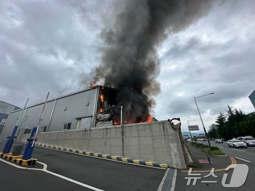 불이 난 공장.(창원소방본부 제공)