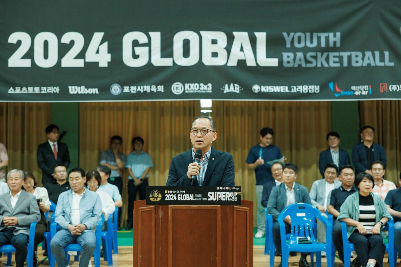  13일 경기도 포천 종합체육관에서 개최된 NH농협은행 2024 글로벌 유소년 농구 슈퍼컵 개막식에서 박병규 농협은행 수석부행장이 참가 선수들에게 격려하고 있다. &#40;NH농협은행 제공&#41;