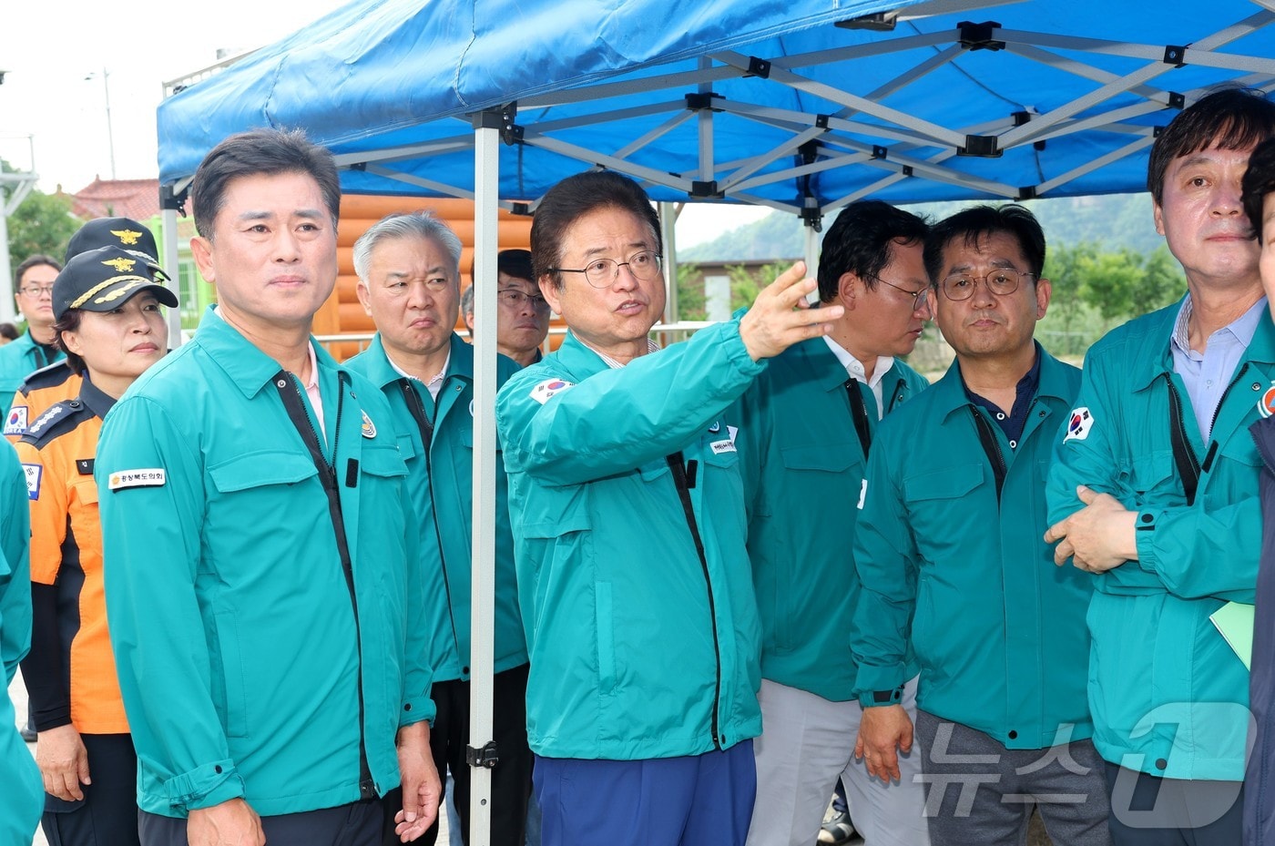 이철우 경북도지사는 13일 안동시 길안면 묵계리를 방문해 인명피해 우려 지역의 안전관리 상황과 주민 사전대피 태세를 점검하고 있다. ⓒ News1 김대벽기자