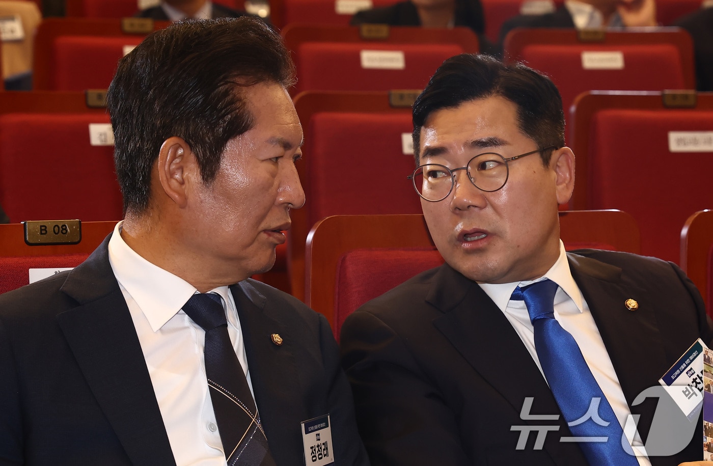 2024년 7월 14일 당시 박찬대 더불어민주당 당대표 직무대행 겸 원내대표(오른쪽)가 서울 여의도 국회도서관 대강당에서 열린 제1차 전국당원대회 최고위원 예비경선 때 정청래 최고위원과 이야기를 하고 있다. 2024.7.14/뉴스1 ⓒ News1 김민지 기자