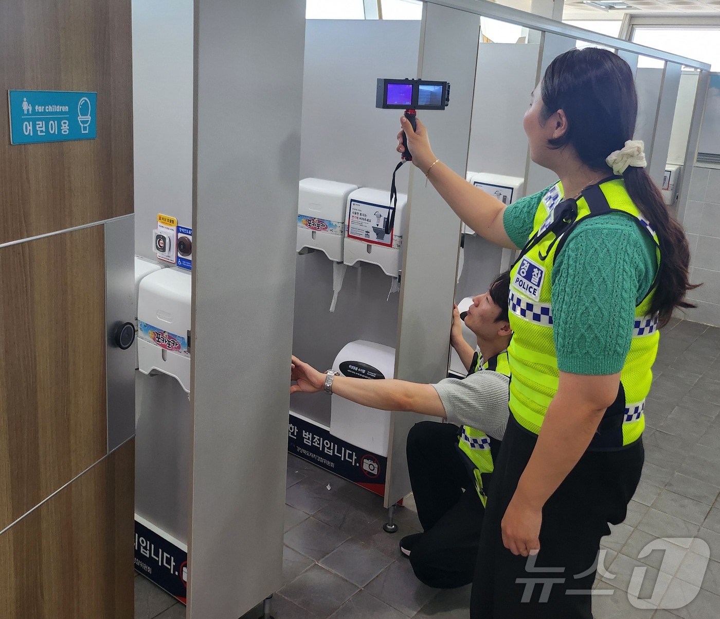 경북 포항북부경찰서는 본격적인 피서철을 맞아 영일대해수욕장 등 관내 주요 해수욕장 4곳에서 몰카(불법 촬영 카메라) 단속을 강화하고 있다고 15일 밝혔다. (포항북부경찰서제공) 2024.7.15/뉴스1 