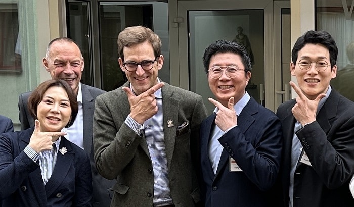 라우터 비타 회장(가운데)와 강정호 미니쉬테크놀로지 대표(오른쪽 두번째)가 기념촬영을 하고 있다. /제공 = 미니쉬테크놀로지