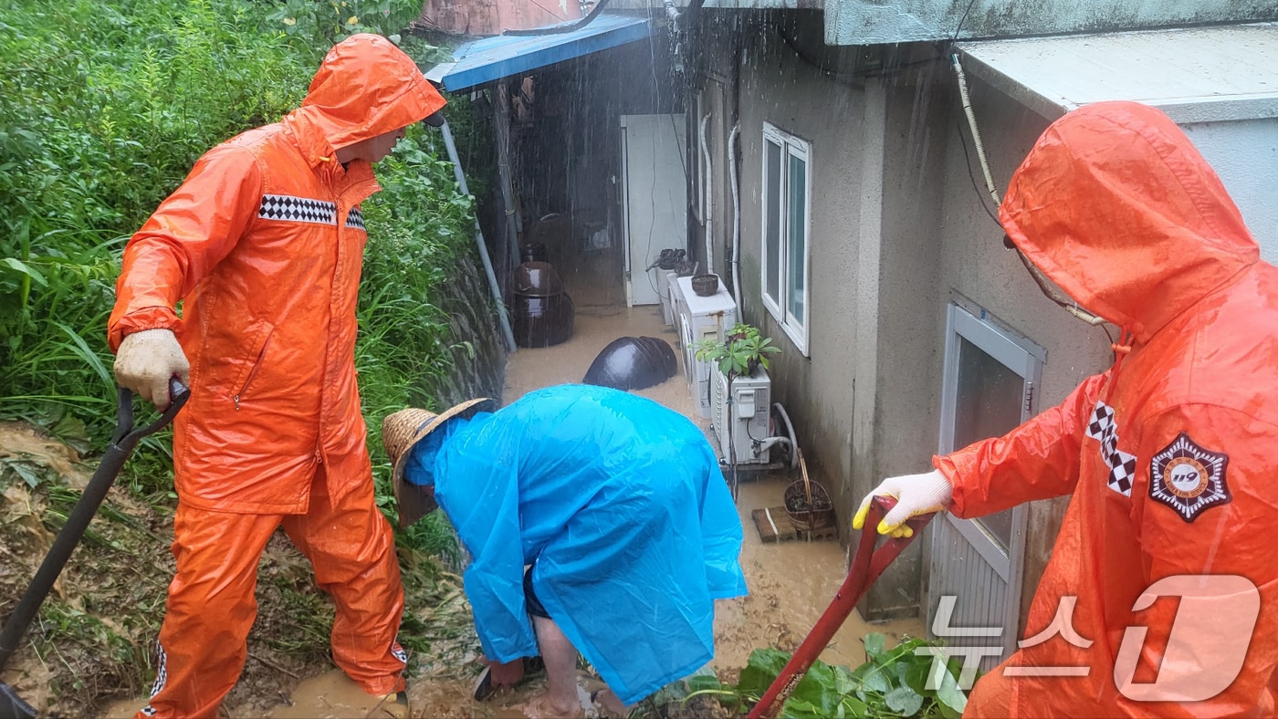 부산·경남 호우특보 해제…담벼락 무너지고 주택 침수(종합) - 뉴스1