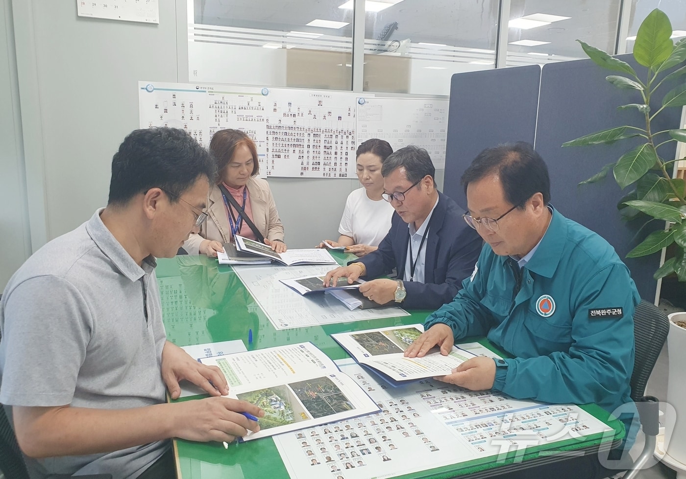 유희태 전북자치도 완주군수(사진 오른쪽)가 16일 기획재정부를 방문해 주요 현안 사업의 국비 반영을 건의했다.(완주군 제공)2024.7.16/뉴스1