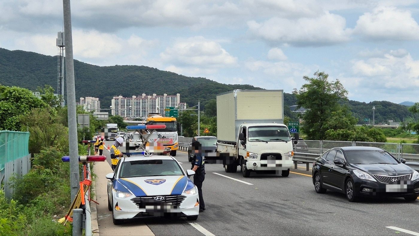 16일 경기 남양주시 진접2지구 인근에서 도로가 칩하됐다는 신고가 접수돼 한국토지주택공사(LH)가 긴급 복구작업을 벌이고 있다. 신고를 받고 출동한 경찰이 안전사고 예방을 위해 도로를 통제하고 있는 모습. 2024.07.16./뉴스1 양희문 자