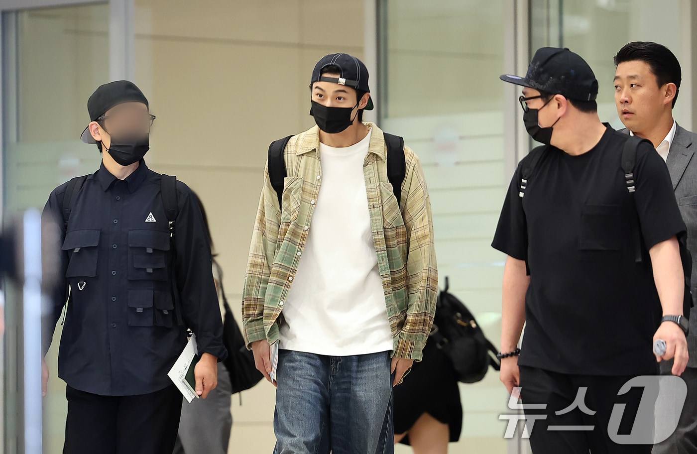 과잉 경호 논란에 휩싸인 배우 변우석이 홍콩에서 열린 아시아 팬미팅 일정을 마치고 16일 오후 인천국제공항 제2터미널을 통해 입국하고 있다. . 2024.7.16/뉴스1 ⓒ News1 김진환 기자