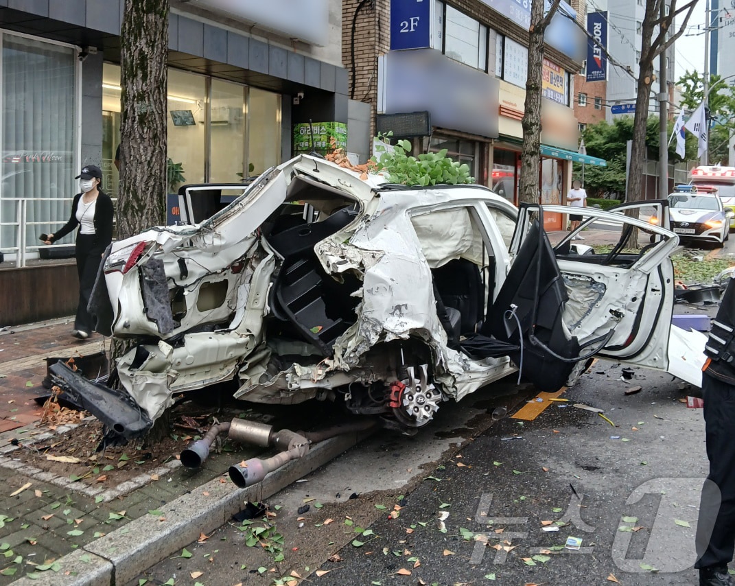 지난 7월17일 오전 6시26분쯤 대구 동구 신천동에서 인도로 돌진해 가로수와 건물을 들이받은 차량이 형체를 알아볼 수 없을 정도로 크게 부서졌다. 사고로 운전자와 탑승자, 보행자 등 3명이 중경상을 입었다.대구소방안전본부 제공&#41; 2024.7.17/뉴스1 ⓒ News1 이성덕 기자