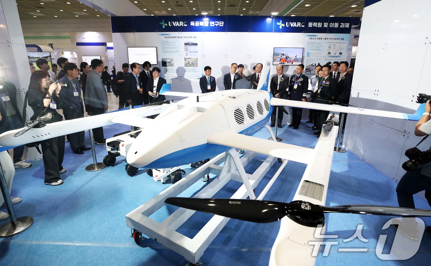 17일 서울 강남구 코엑스에서 막을 올린 ‘2024 무인이동체산업엑스포’(2024 UWC)에서 내빈과 관람객들이 한국항공우주연구원 부스에서 육공 분리합체형 배송용 무인이동체를 살펴보고 있다. 2024.7.17/뉴스1 ⓒ News1 오대일 기자