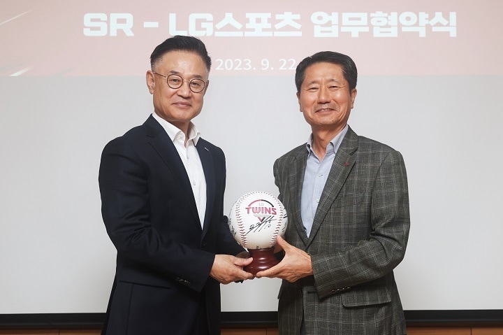 이종국 에스알 대표이사(왼쪽)와 김인석 LG스포츠 대표이사가 업무협약 후 기념촬영을 하고 있다.(SR 제공)