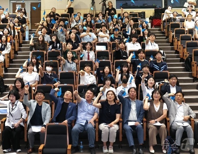 광주시교육청이 17일 5·18 사적지인 전일빌딩 245에서 5·18 청소년 홍보단 푸른새 발대식을 갖고 파란 종이비행기를 날리는 퍼포먼스를 하고 있다.(광주교육청 제공)2024.7.17./뉴스1