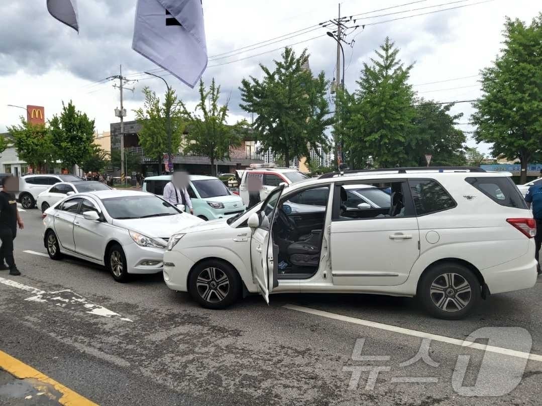 강원 속초 조양동 조양우체국 인근 도로서 발생한 교통사고 현장.&#40;강원도소방본부 제공&#41;