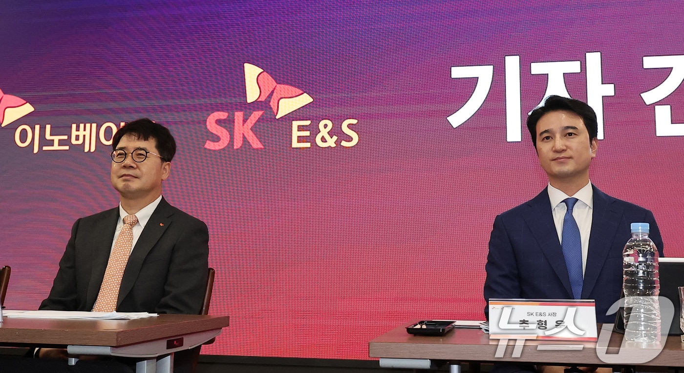 박상규 SK이노베이션 사장(왼쪽)과 추형욱 SK E&S 사장이 18일 오전 서울 종로구 SK 서린빌딩에서 열린 SK이노베이션-SK E&S 합병 관련 기자간담회에 착석해 있다. 2024.7.18/뉴스1 ⓒ News1 김성진 기자