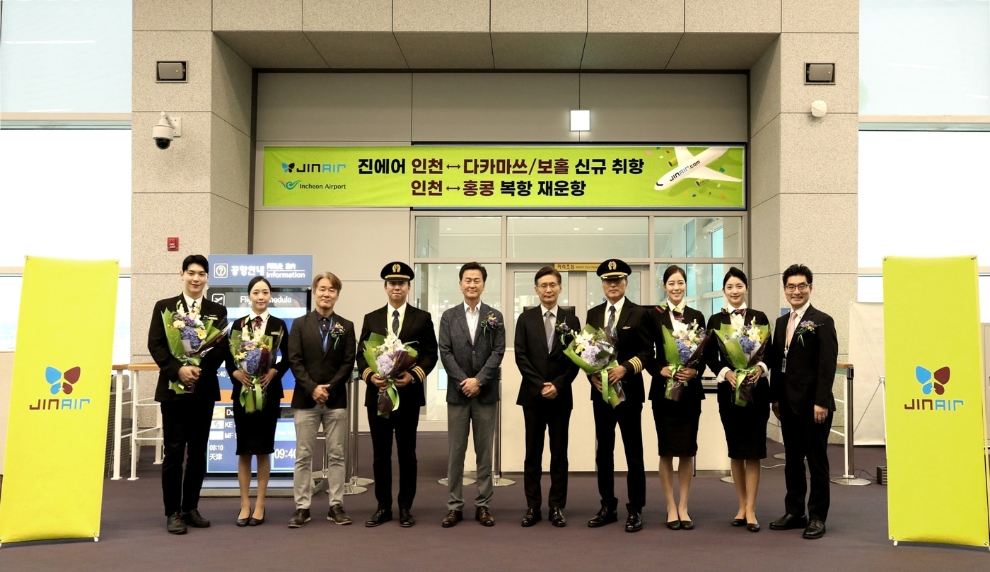 박병률 진에어 대표(왼쪽으로부터 6번째)와 임직원들이 기념 사진을 촬영하고 있다(진에어 제공)