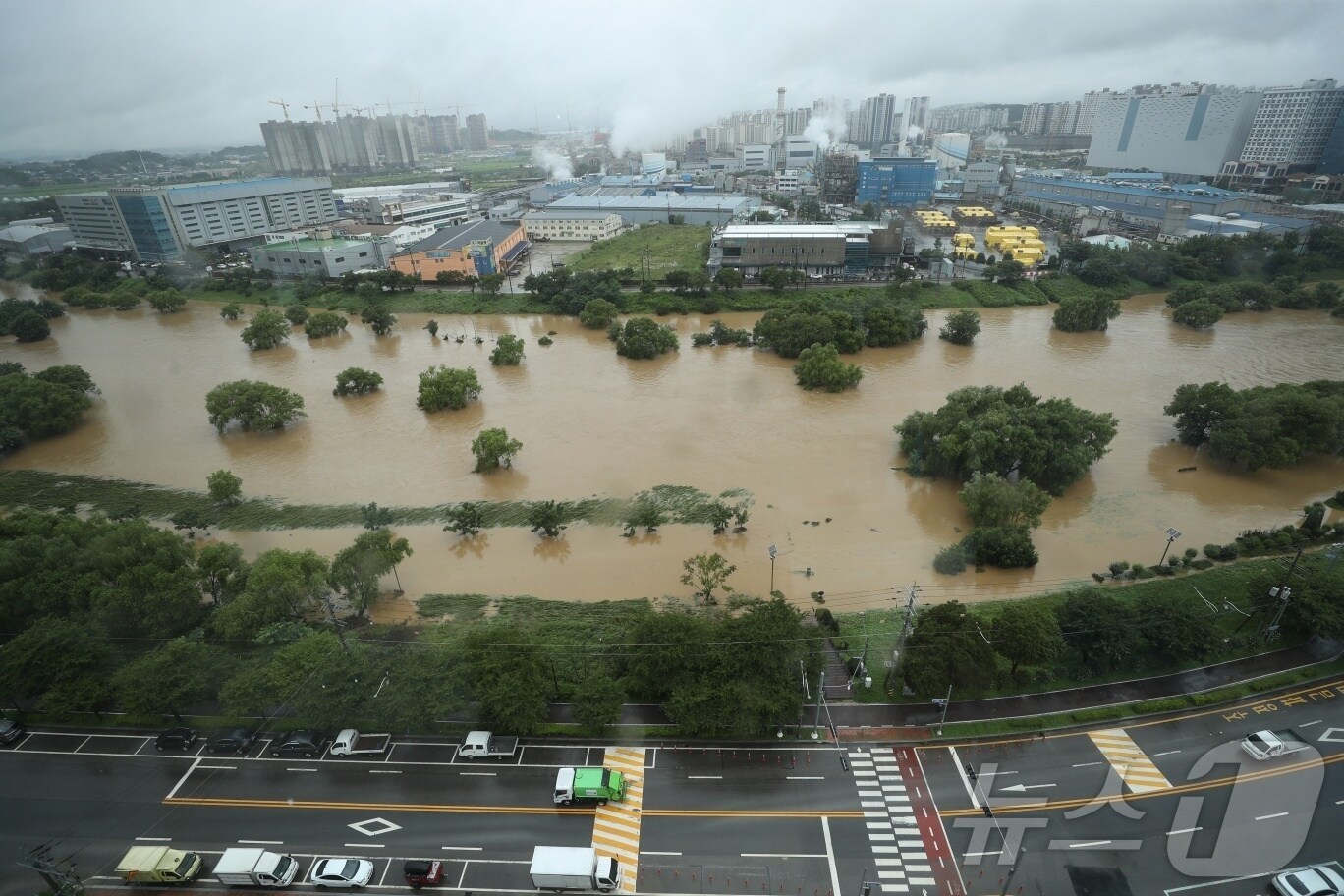 수도권 지역에 많은 비가 내린 18일 오후 경기 오산시 오산천이 폭우로 인해 범람해 있다. 2024.7.18/뉴스1 ⓒ News1 김영운 기자