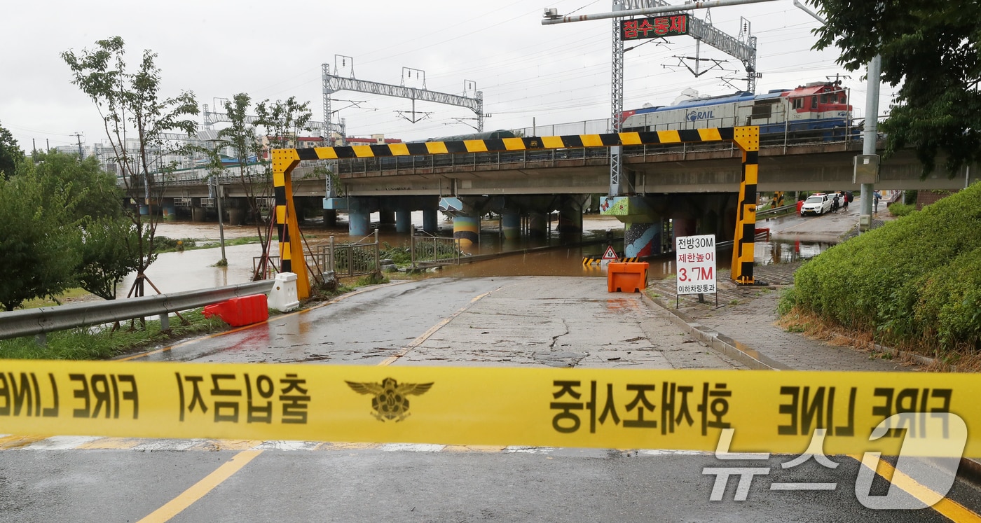 경기 오산시 경부선 철도 지하차도가 지난 7월 폭우로 통제되고 있다. /뉴스1 ⓒ News1 김영운 기자