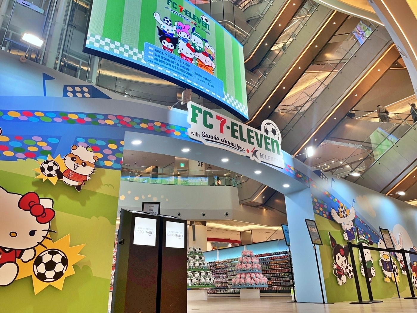 세븐일레븐, K리그·산리오와 롯데월드타워서 대형 팝업 진행 - 뉴스1