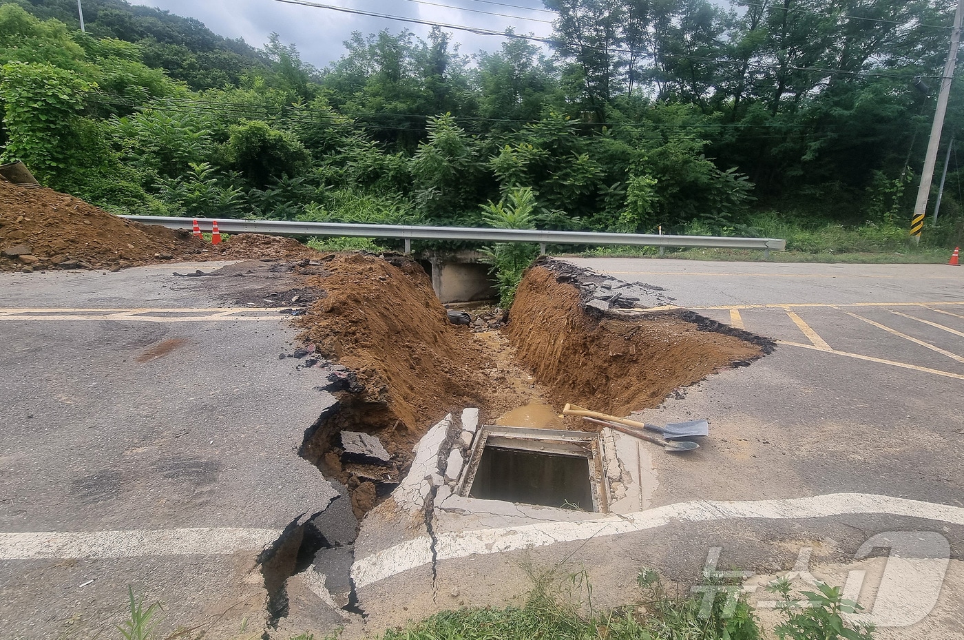 지난 11일 대구 군위군 군위읍 수서리 국도 67호 도로에 집중호우로 발생한 싱크홀.&#40;대구 군위군 제공&#41;