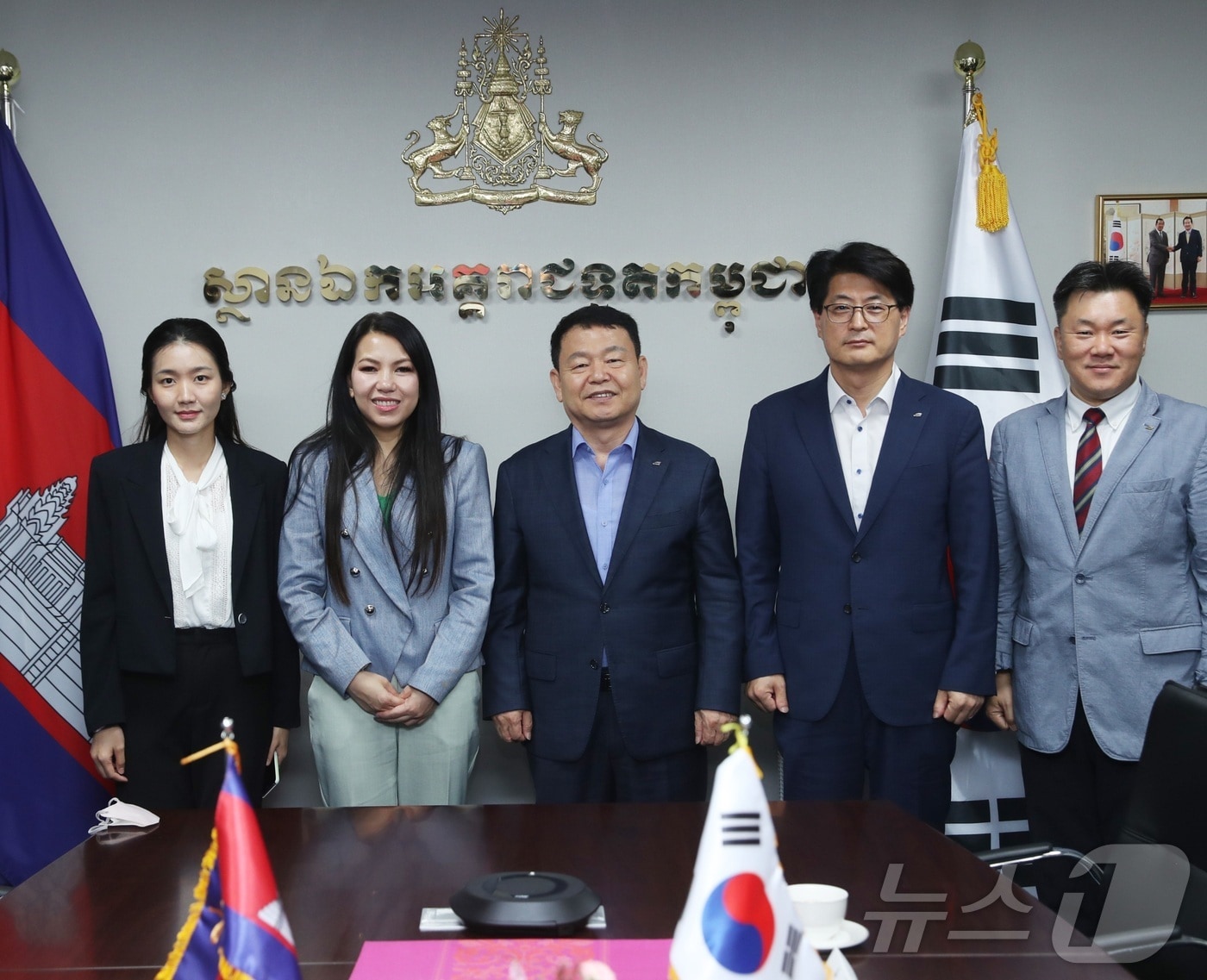 윤석대 한국수자원공사 사장(가운데)이 찌링 보퉁 랑세이(왼쪽 두번째) 대사를 만나 물·에너지·도시 분야를 중심으로 양국의 협력 강화 방안을 논의한 뒤 기념촬영을 하고 있다. (한국수자원공사 제공)/뉴스1