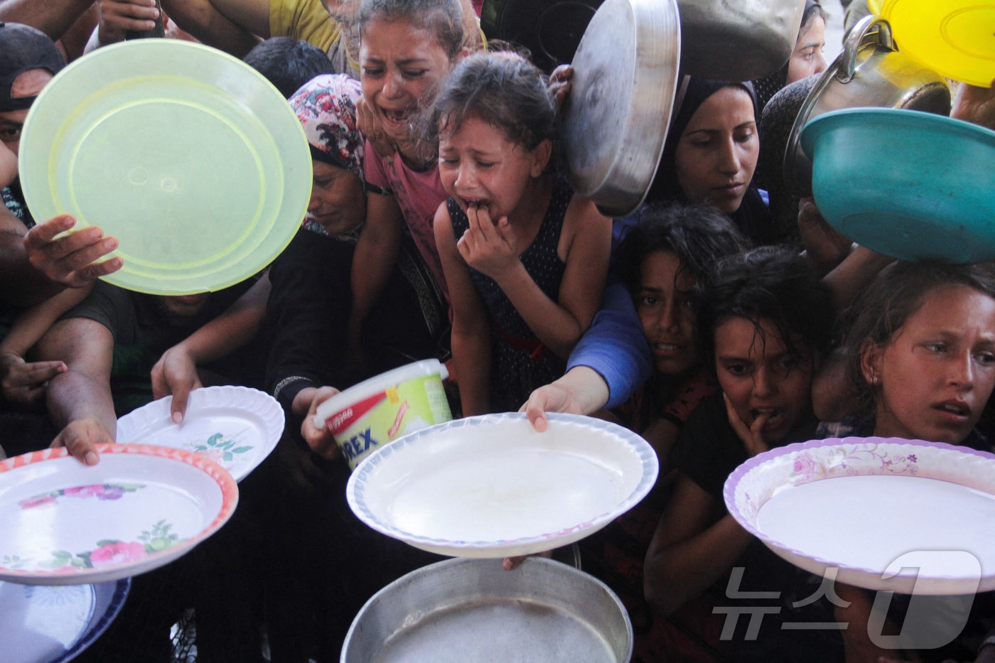가자지구 북부의 한 식당에 팔레스타인 어린이들이 음식을 받기 위해 모여 있다. 2024.07.18. ⓒ 로이터=뉴스1 (자료사진)