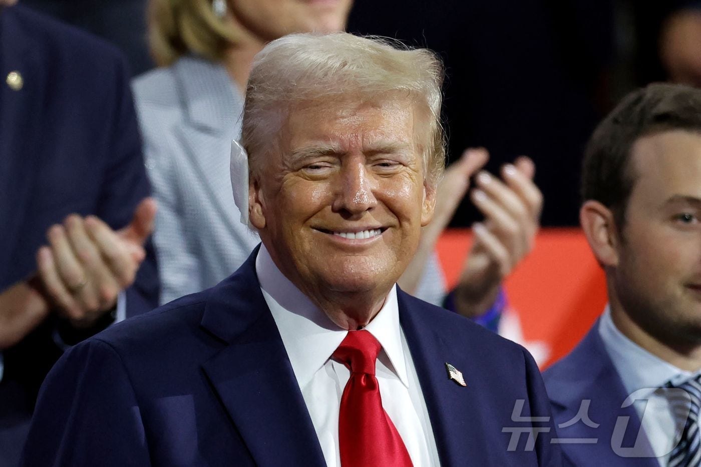 트럼프 비트코인 기금행사 원탁 자리 11.7억원에 판다