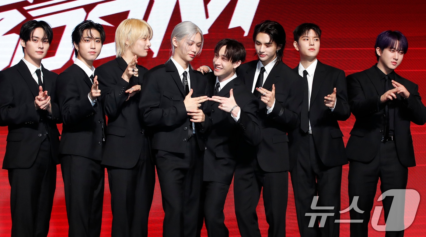 스트레이 키즈(Stray Kids) 리노(왼쪽부터)와 한, 아이엔, 필릭스, 방찬, 현진, 승민, 창빈이 19일 서울 영등포구 콘래드 호텔에서 열린 새 미니 앨범 'ATE'(에이트) 발매 기념 쇼케이스에서 포즈를 취하고 있다. 2024.7.19/뉴스1 ⓒ News1 권현진 기자