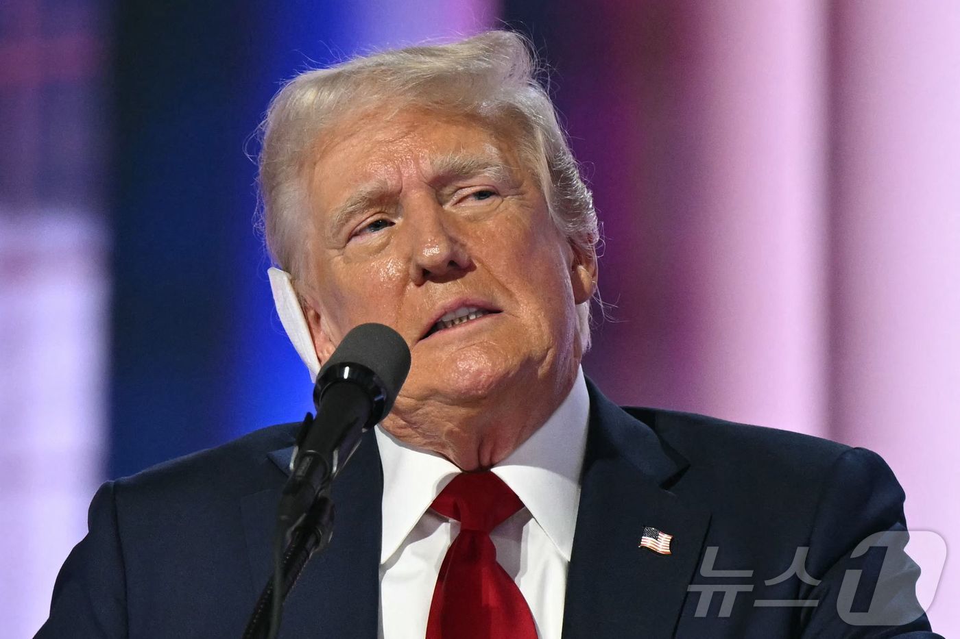도널드 트럼프 전 미국 대통령이 18일(현지시간) 미국 위스콘신주 밀워키에서 열린 공화당 전당대회 마지막 날에 참석해 공화당 대선 후보직 수락 연설을 하고 있다. 2024.07.18. ⓒ AFP=뉴스1 ⓒ News1 장시온 기자