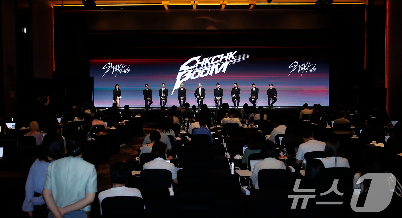 스트레이 키즈&#40;Stray Kids&#41; 리노&#40;왼쪽부터&#41;와 한, 아이엔, 필릭스, 방찬, 현진, 승민, 창빈이 19일 서울 영등포구 콘래드 호텔에서 열린 새 미니 앨범 &#39;ATE&#39;&#40;에이트&#41; 발매 기념 기자간담회에서 취재진 질문을 듣고 있다. 2024.7.19/뉴스1 ⓒ News1 권현진 기자