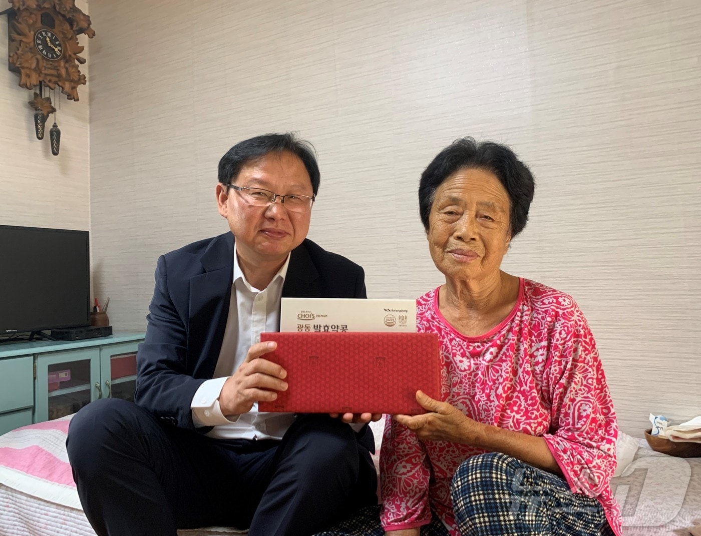 19일 강만희 대전지방보훈청장(왼쪽)이 충남 부여에 거주하는 한 보훈가족을 찾아 위문품을 전달하고 기념사진을 찍고 있다. (대전지방보훈청 제공)/뉴스1