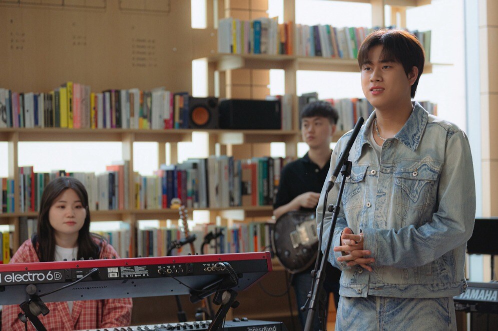 '타이니 데스크 코리아 2024'의 이무진 편은 지난 12일 오전 10시 U+모바일tv를 통해 공개됐다. (출처 : LG유플러스)