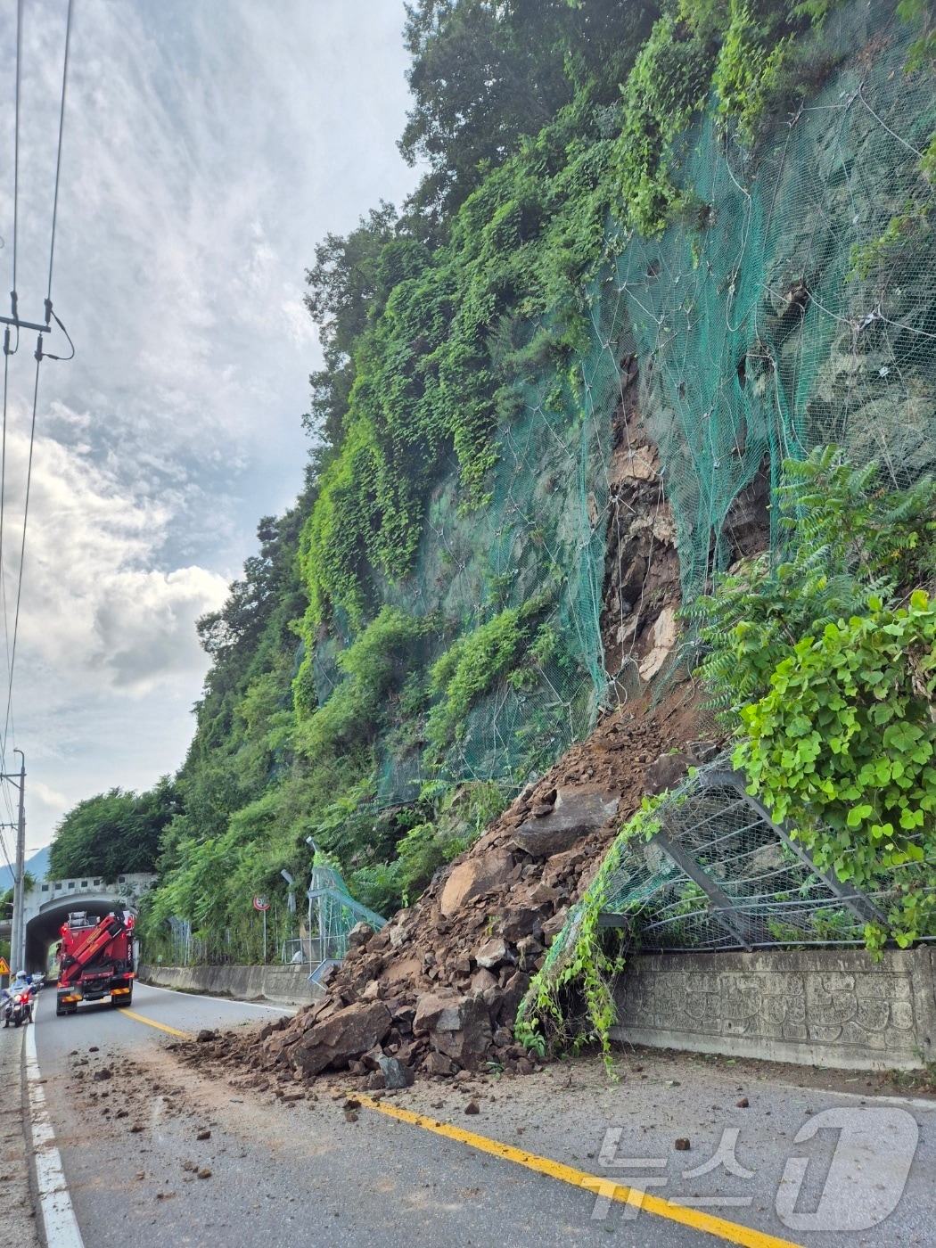 강원 춘천 서면 덕두원리 덕두원피암터널 인근에 떨어진 토사와 낙석.(독자 제공)