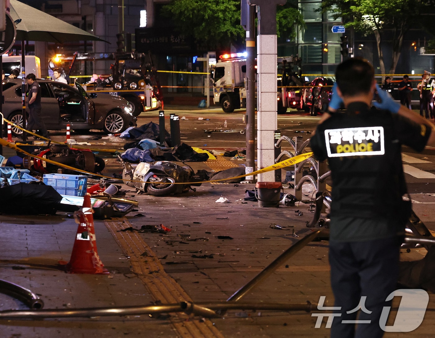 2일 새벽 13명의 사상자가 발생한 서울 시청역 교차로 교통사고 현장에서 과학수사대원들이 현장감식을 하고 있다. 2024.7.2/뉴스1 ⓒ News1 구윤성 기자
