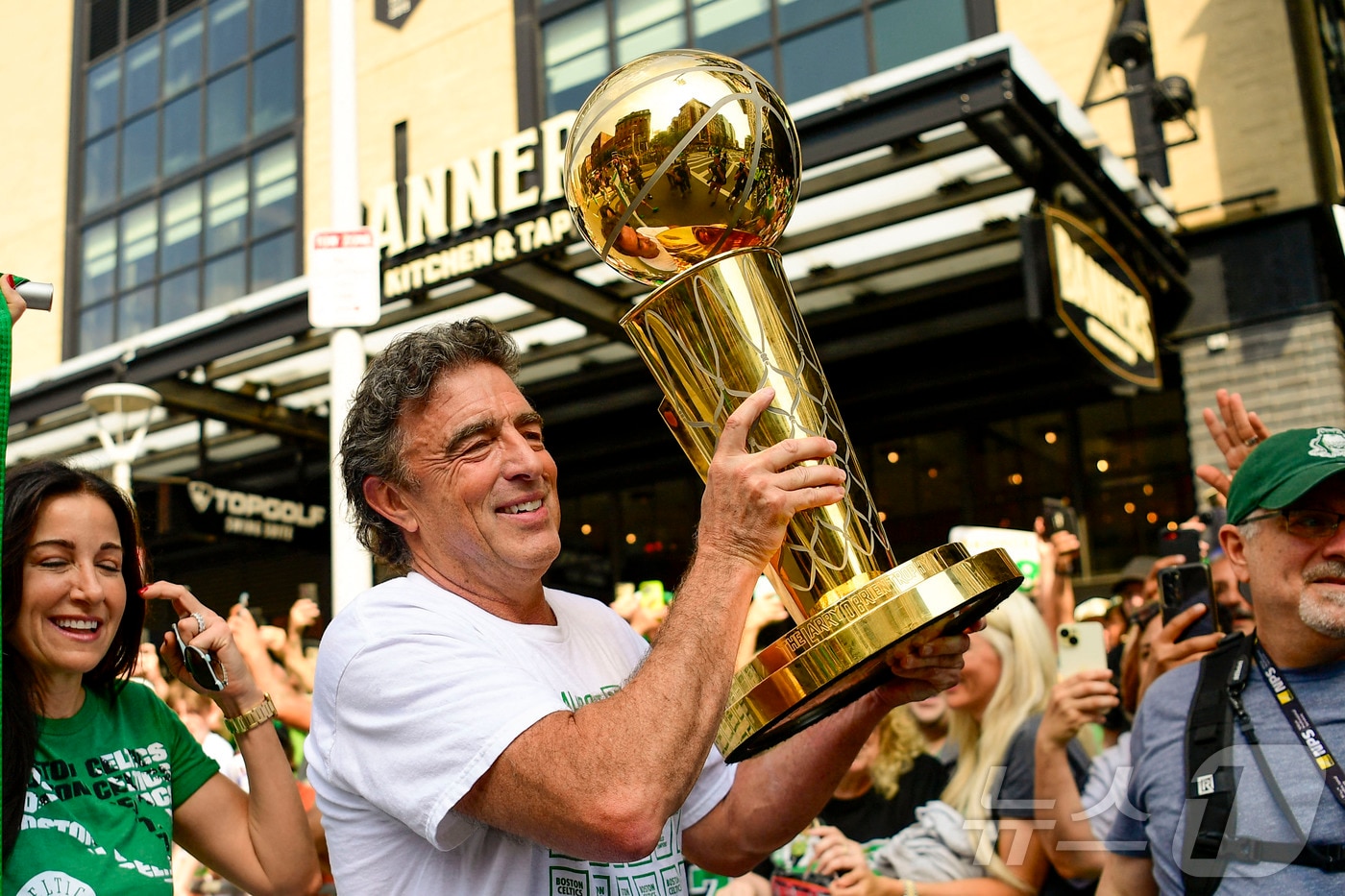 NBA 우승컵을 든 보스턴 셀틱스 구단주 윅 그로스벡. ⓒ AFP=뉴스1