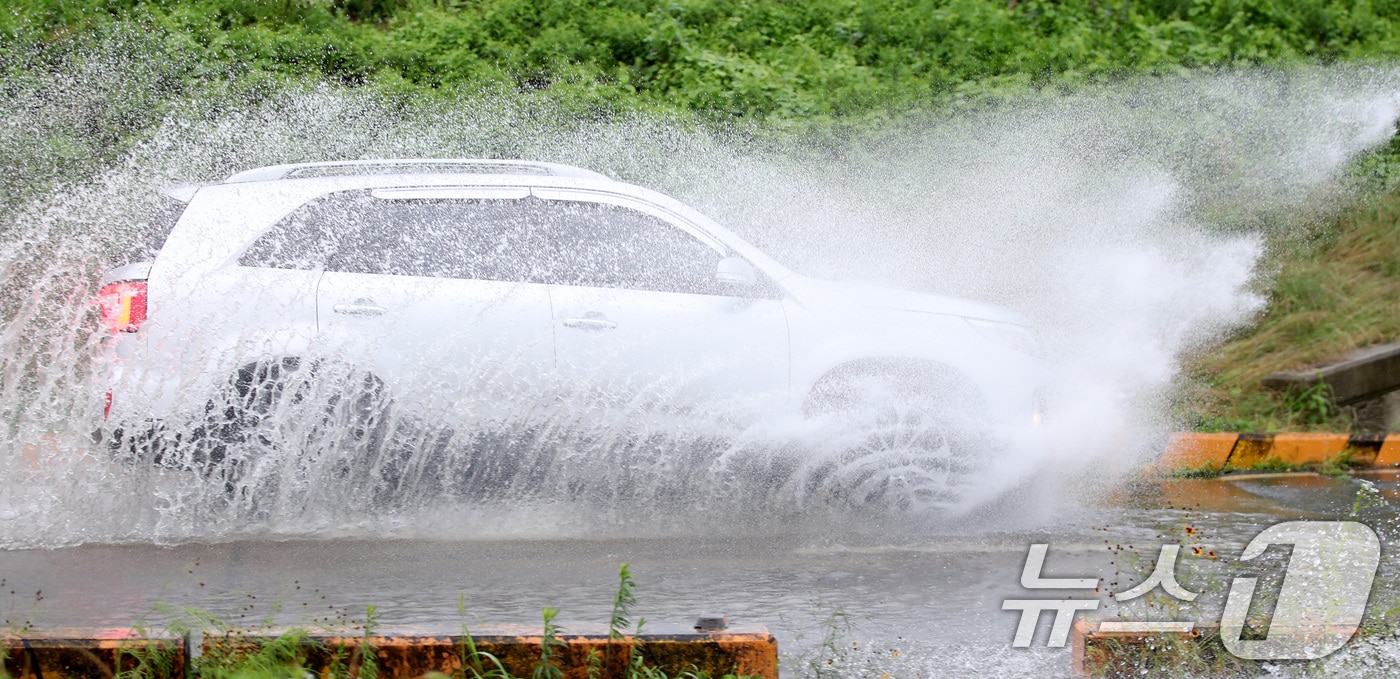 9일 대전·충남은 모레까지 정체전선의 영향으로 대부분의 지역에 강한 비가 내릴 것으로 예보됐다. 대전 중구 하천도로에서 차량이 물보라를 일으키며 주행하고 있다. /뉴스1 ⓒ News1 김기태 기자