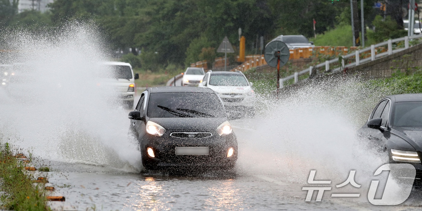 20일 대전·충남은 오후부터 천둥·번개를 동반한 많은 비가 내릴 것으로 예보됐다. 대전 중구 하천도로에서 차량이 물보라를 일으키며 주행하고 있다. /뉴스1 ⓒ News1 김기태 기자