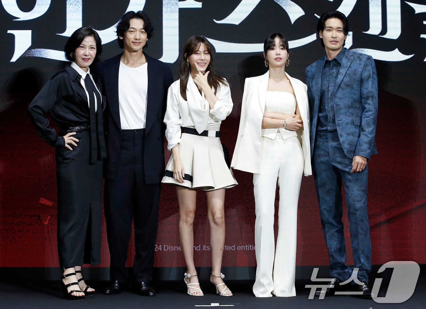 배우 서이숙(왼쪽부터)과 비(정지훈), 김하늘, 기은세, 정겨운이 2일 서울 영등포구 콘래드 서울 호텔에서 열린 디즈니+ 오리지널 시리즈 '화인가 스캔들'(감독 박홍균) 제작발표회에서 포즈를 취하고 있다. '화인가 스캔들'은 대한민국 상위 1% 화인가를 둘러싼 상속 전쟁으로 인해 생명의 위협을 받는 나우재단 이사장 오완수(김하늘 분)와 그녀의 경호원 서도윤(정지훈 분)이 화인가의 비밀을 마주하게 되는 이야를 그렸다. 2024.7.2/뉴스1 ⓒ News1 권현진 기자