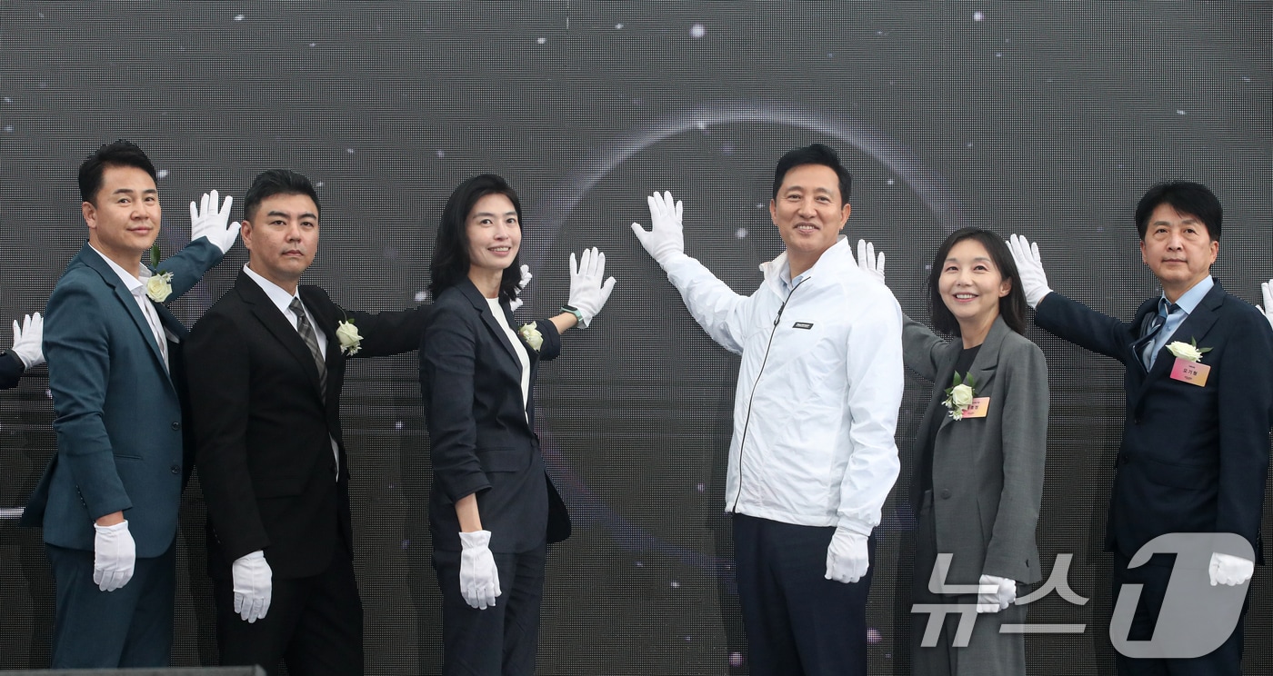 오세훈 서울시장이 2일 오후 서울 도봉구 K-POP 전문공연장 서울아레나 복합문화시설 공사현장에서 열린 착공식에서 정신아 카카오 대표이사 등 주요 참석자들과 함께 착공 기념 세리머니를 하고 있다. 서울 최초의 K-POP 전문공연장 '서울아레나 복합문화시설'은 오는 2027년 3월 준공을 목표로 공사가 진행될 예정이다. 2024.7.2 ⓒ 뉴스1 이승배 기자