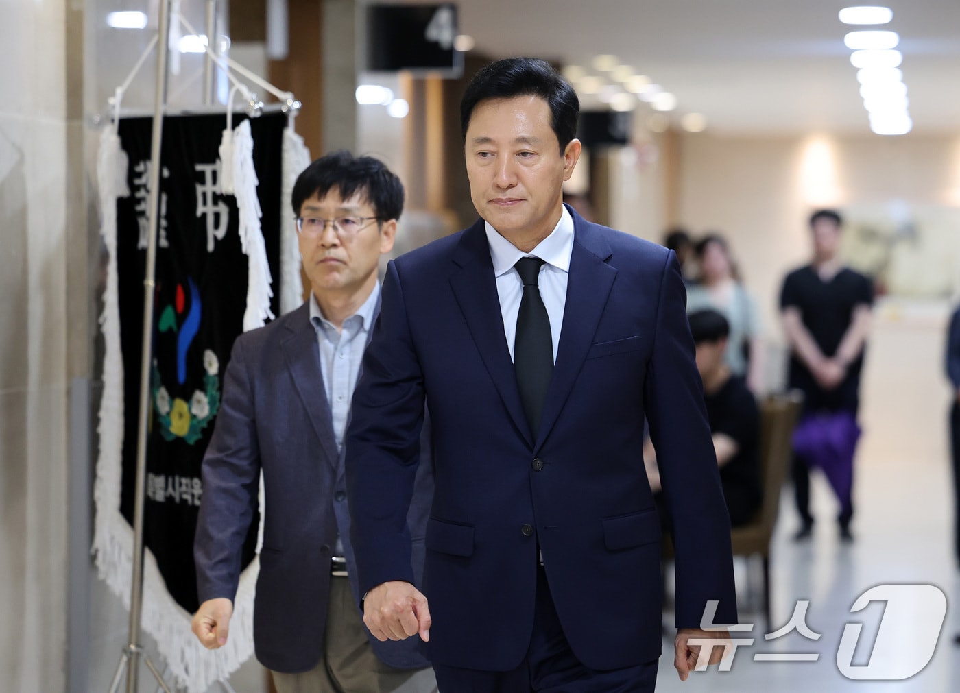 오세훈 서울시장이 2일 오후 시청역 인근 사거리에서 전날 대형 교통사고로 숨진 서울시청 공무원 윤모(31)씨 빈소가 차려진 서울 서대문구 신촌세브란스 장례식장을 찾아 조문을 마친 뒤 이동하고 있다. 서울시 세무과 소속 윤모(31) 주임은 연말 6급 승진이 유력했던지라 안타까움을 더하고 있다. 2024.7.2/뉴스1 ⓒ News1 박지혜 기자