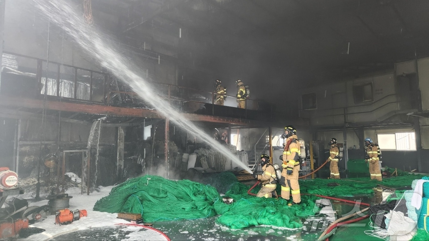 20일 오후 1시쯤 부산 사하구 장림동 한 골프장 그물망 제조 공장에서 불이 나 소방이 진화 작업을 벌이고 있다.&#40;부산소방재난본부 제공&#41; 