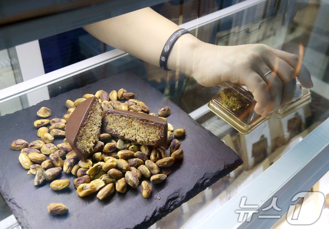 숏폼을 타고 유행 중인 두바이 초콜릿이 '품귀 대란'을 겪고 있는 가운데 21일 오전 서올 송파구 롯데월드몰 '테미즈' 팝업 스토어에서 직원이 '두바이 초콜릿'을 판매하고 있다. 2024.7.21/뉴스1 ⓒ News1 임세영 기자