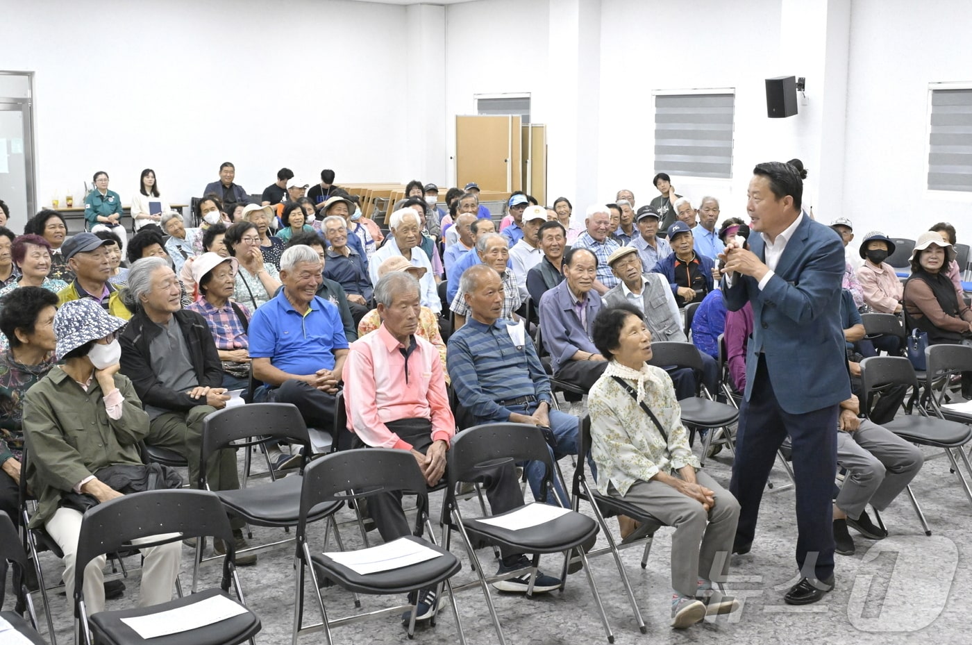 최영일 전북자치도 순창군수가 순창 시니어클럽 노인일자리사업 참여자 교육 행사에 참여해 어르신들과 대화를 나누고 있다.(순창군 제공)/뉴스1