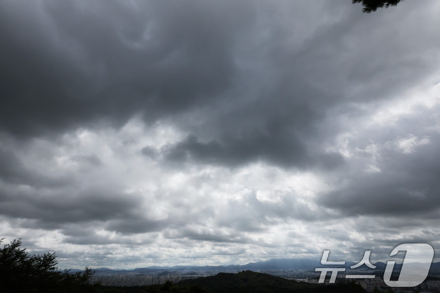 먹구름 낀 하늘. 뉴스1 DB