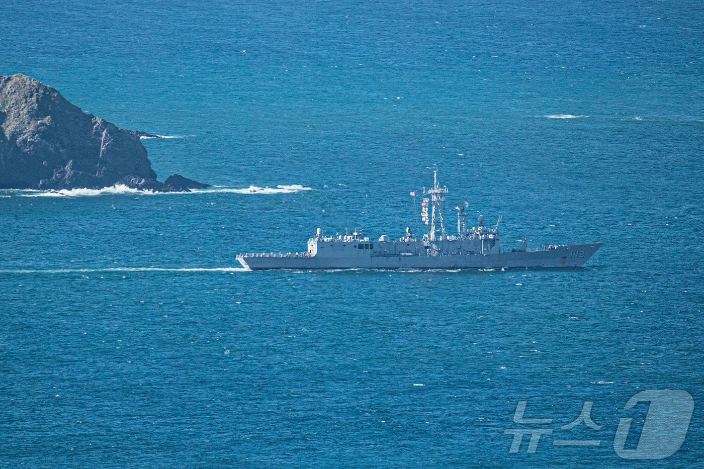 지난해 중국군의 침공을 가상한 대만 연례 '한광' 군사훈련이 개시된 가운데 대만 해군 소속 전투함이 북동부 이란현 해안에서 빠르게 기동하고 있다.ⓒ AFP=뉴스1 ⓒ News1 정지윤기자
