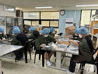 대전 서구 도마동 정신재활시설 한울타리에서 만성정신장애인들이 영양간식을 만드는 모습.(CNCITY에너지 제공)/뉴스1 ⓒ News1 김경훈 기자