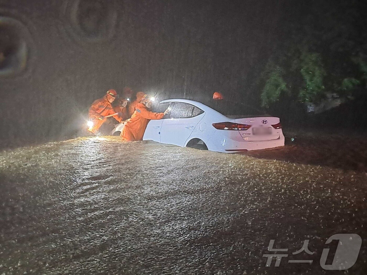 23일 강원 내륙을 중심으로 호우특보가 내려진 가운데 밤사이 강원 철원군 갈말읍 내대리의 한 도로에 차량이 침수돼 소방대원들이 차량을 이동시키고 있다. &#40;강원도소방본부 제공&#41; 2024.7.23/뉴스1 ⓒ News1 윤왕근 기자