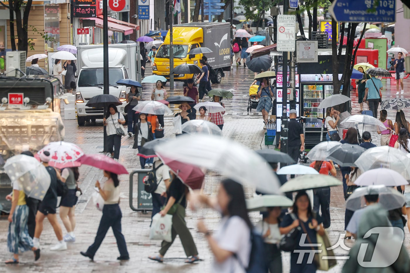  서울 중구 명동 거리에서 우산을 쓴 시민들이 걸음을 옮기고 있다. 2024.7.23/뉴스1 ⓒ News1 민경석 기자