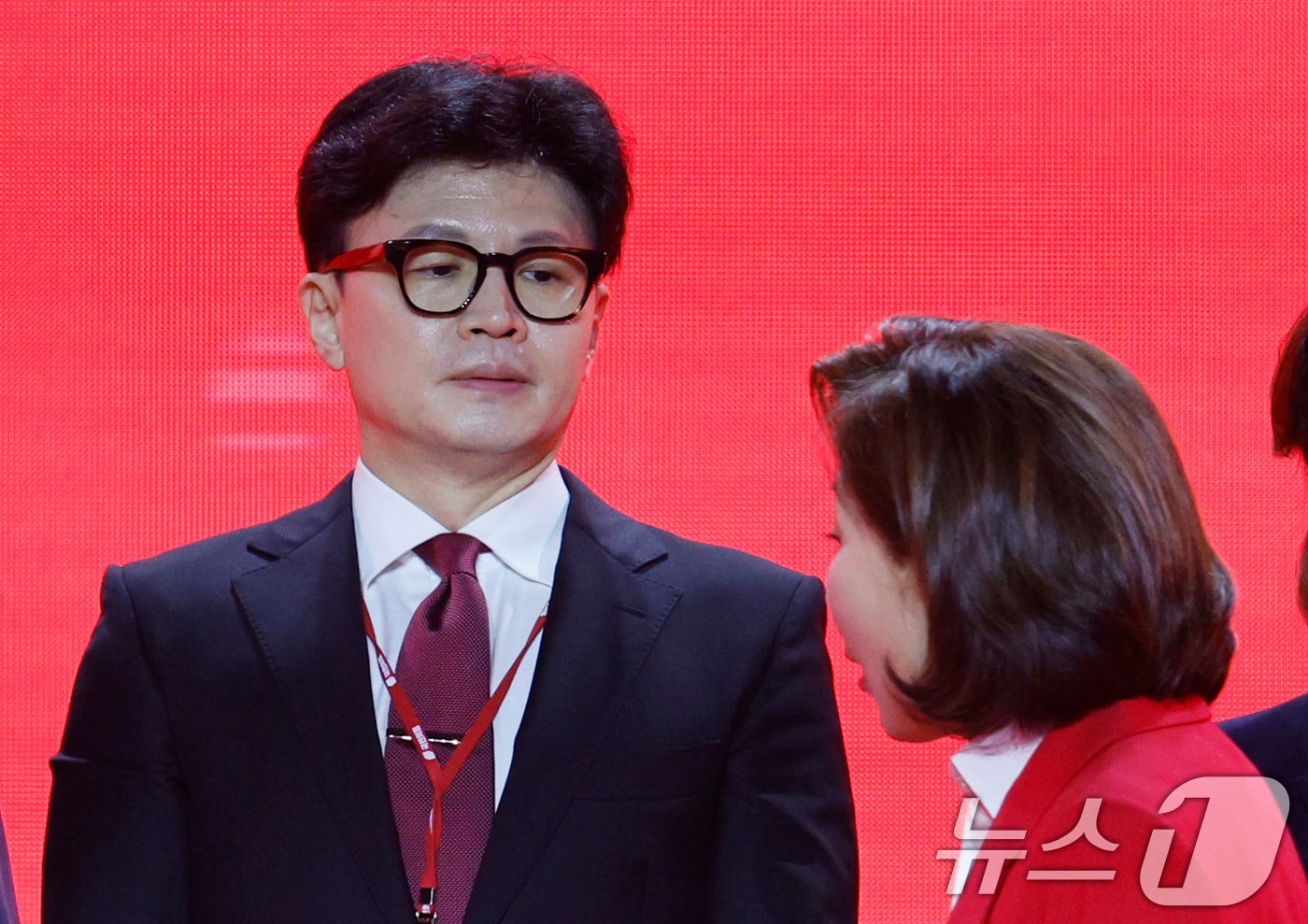 2024년 7월 23일 한동훈 국민의힘 당대표 후보가  경기 고양시 일산서구 킨텍스에서 열린 국민의힘 제4차 전당대회 장에서 나경원 후보를 바라보고 있는 모습. 2024.7.23 ⓒ 뉴스1 안은나 기자